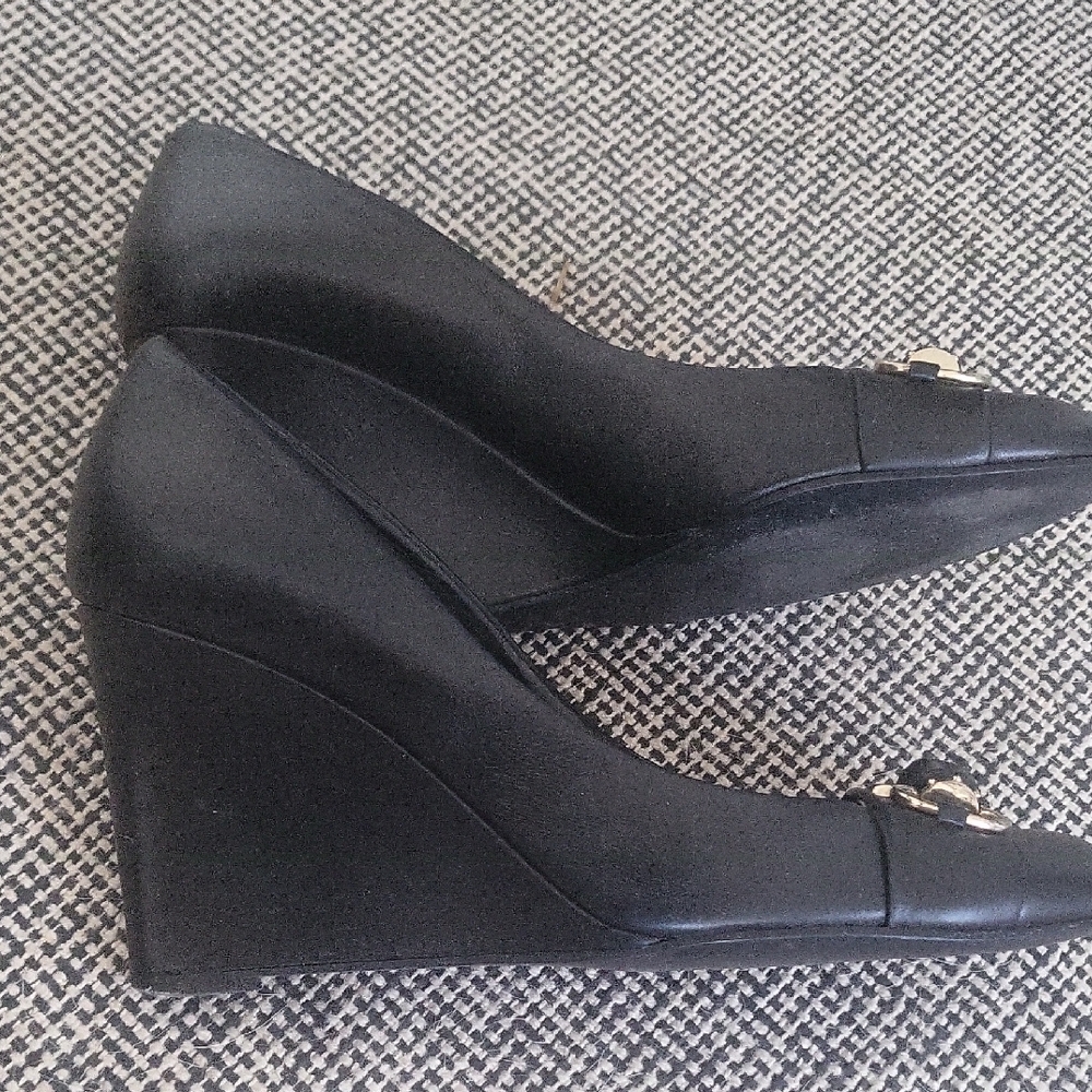 Gucci Black Platform Shoes with Elegant Design - Picture 8 of 10